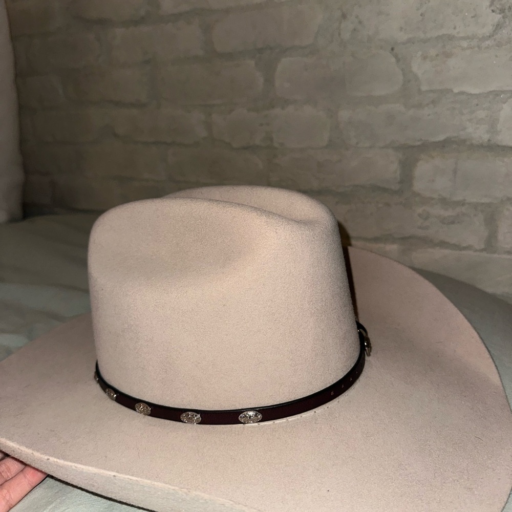 Elegant Cream Cowboy Hat with Leather Band - Picture 3 of 7